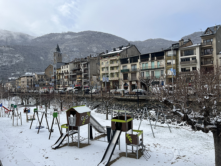 La neu arriba a cotes per sota dels 600 metres a comarques pirinenques com els Pallars Jussà i Sobirà o l'Alt Urgell