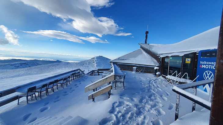 La primera nevada de la temporada a cotes mitjanes i altes deixa una estampa hivernal al Pirineu