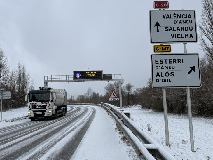 Tres carreteres tallades i una vintena amb cadenes obligatòries per la nevada intensa al Pirineu