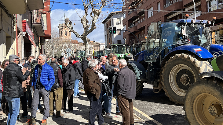 Una quinzena de tractors tallen el centre de Tremp per reclamar mesures per la pagesia del Pirineu