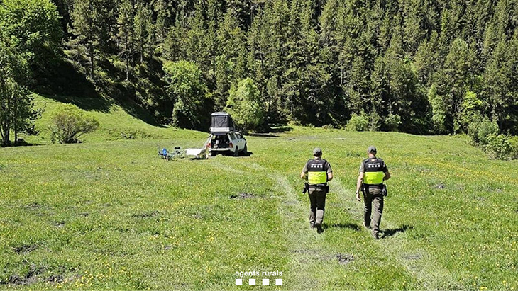 Els Agents Rurals denuncien 6 persones per conduir camp a través, acampar o fer foc entorn de la muntanya de Tor