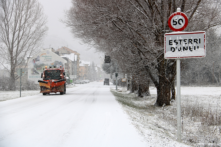 La neu arriba a cotes baixes al Pirineu i afecta la circulació del port de la Bonaigua