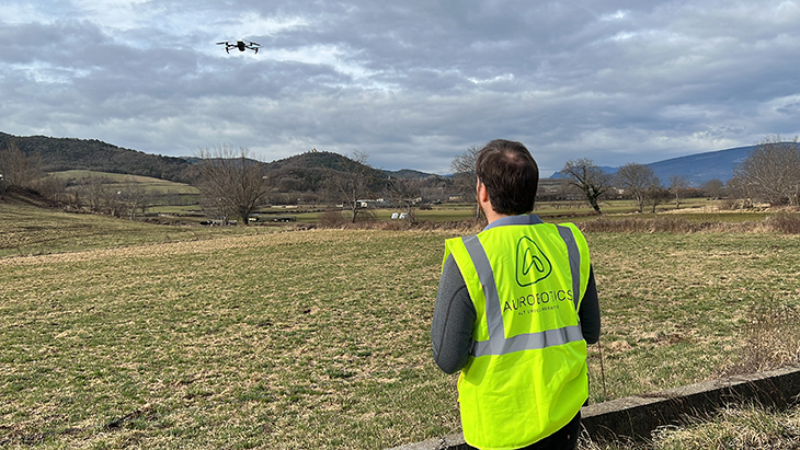 Un enginyer amb un dron amb càmera tèrmica s'obre a col·laborar en les tasques de cerca d'animals i persones al Pirineu