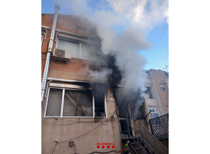 Un incendi en un habitatge de Sant Boi de Llobregat obliga a desallotjar part dels veïns de l'edifici