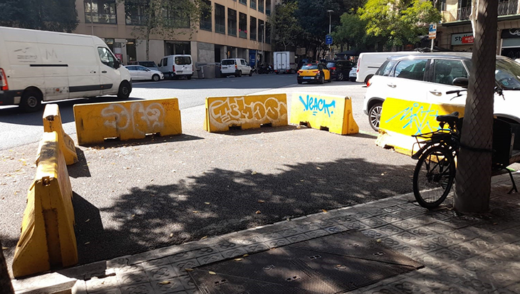 L'Ajuntament de Barcelona retira els últims blocs de formigó instal·lats a les terrasses de l'Eixample per la pandèmia