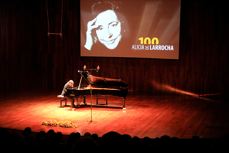 Una trentena de pianistes recorden la figura d'Alícia de Larrocha en una marató a L'Auditori de Barcelona
