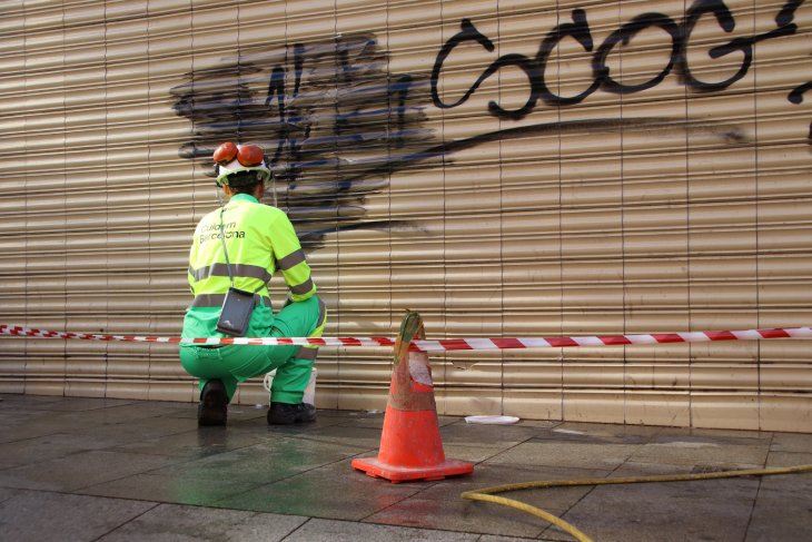 Pintades, grafits, orinar al carrer o consumir-hi alcohol, les actituds que més molesten el veïnat de Barcelona