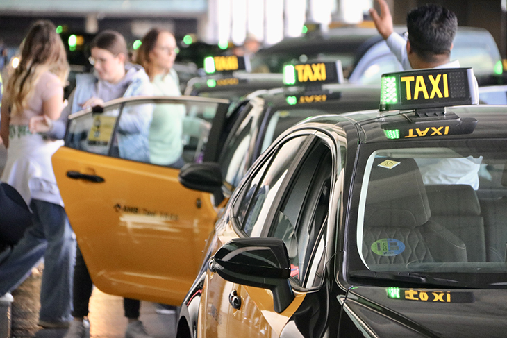 Els taxistes exigeixen "més inspecció, control i sancions" per acabar amb la "pirateria" i les "estafes" en el sector