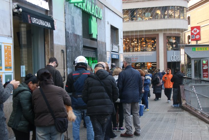 Cues a diverses administracions de loteria de Barcelona un dia abans de la rifa de Nadal