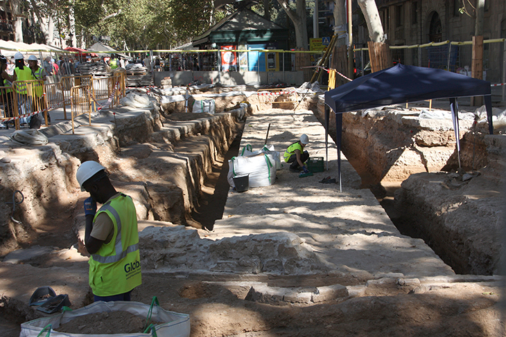 Les obres de La Rambla a Barcelona deixen al descobert un tram de gairebé 50 metres de la muralla medieval del segle XIV