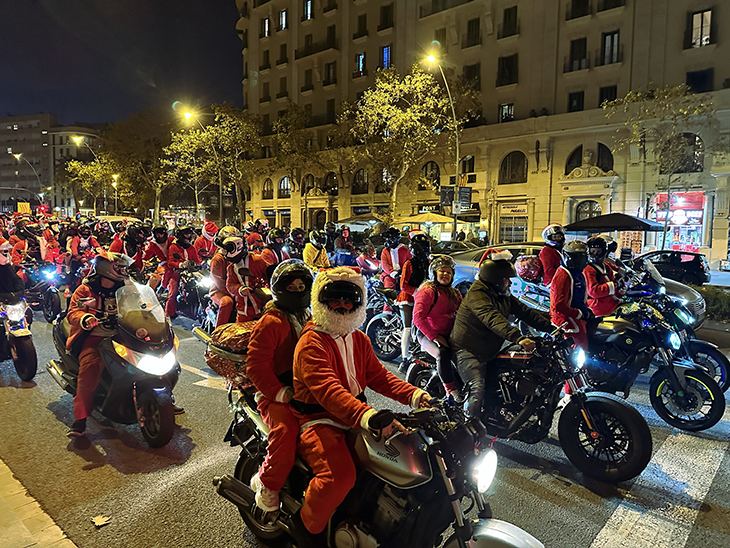 Desenes de motoristes disfressats de Pare Noel circulen per l'avinguda del Paral·lel malgrat no tenir permís