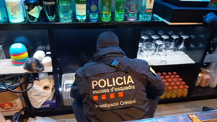 Detenen un home i desmantellen un punt de tràfic de cocaïna en un bar musical de Cornellà de Llobregat