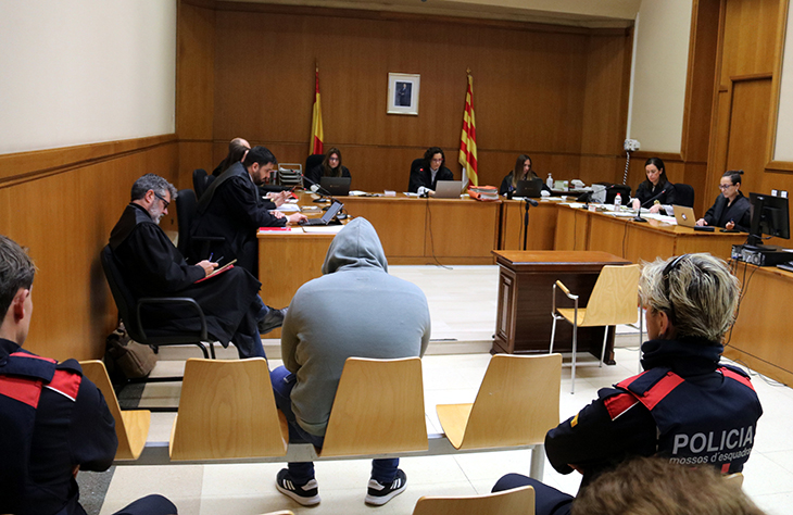 Un acusat reconeix al judici haver violat dues joves en portals de l'Hospitalet de Llobregat i Barcelona l'estiu de 2021