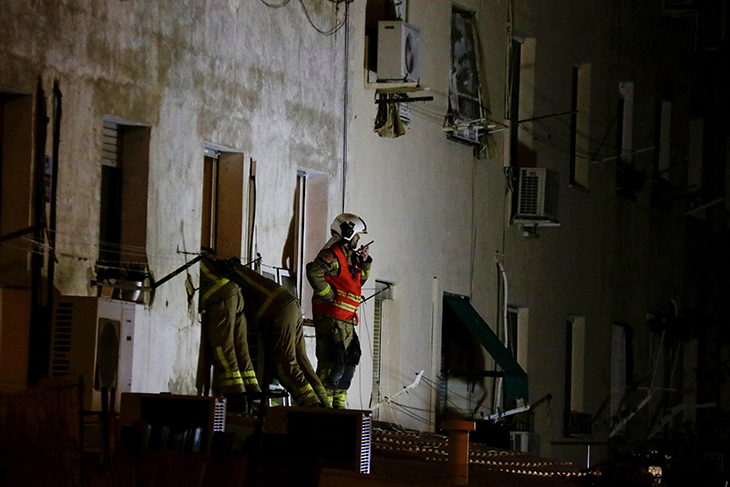 Troben tres cossos entre la runa de l'edifici esfondrat aquest dimarts a Badalona