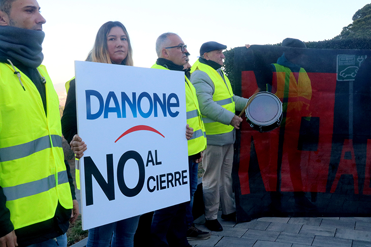 Mig centenar de treballadors de Danone es manifesten contra el tancament de Parets