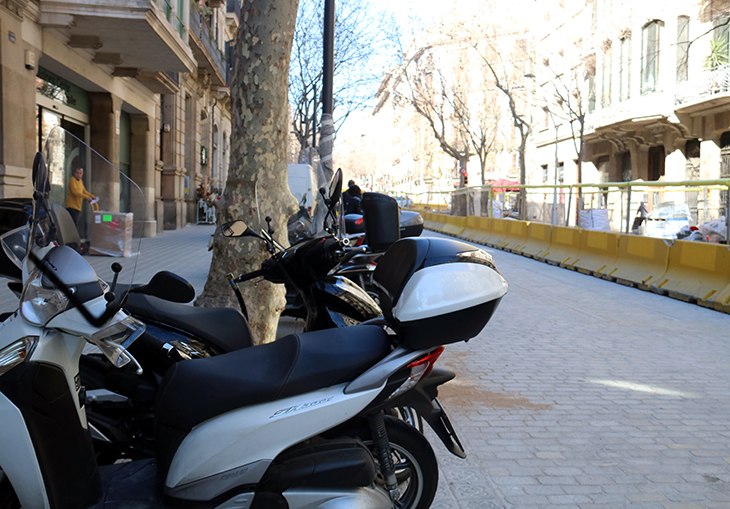 Barcelona comença a informar als motoristes de la prohibició d'aparcar als futurs eixos verds de l'Eixample