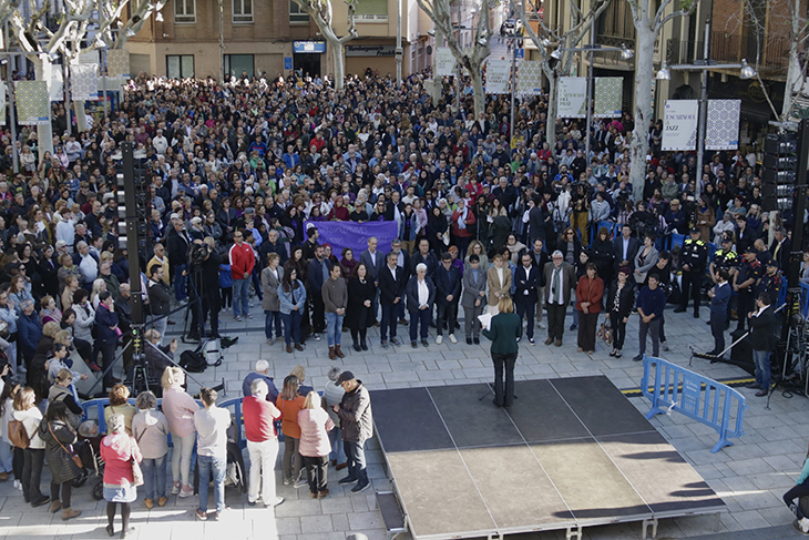 El Prat omple la plaça de la Vila en rebuig al triple crim masclista