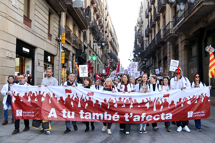 Una nova manifestació de metges recorre el centre de Barcelona en la quarta jornada de vaga de facultatius