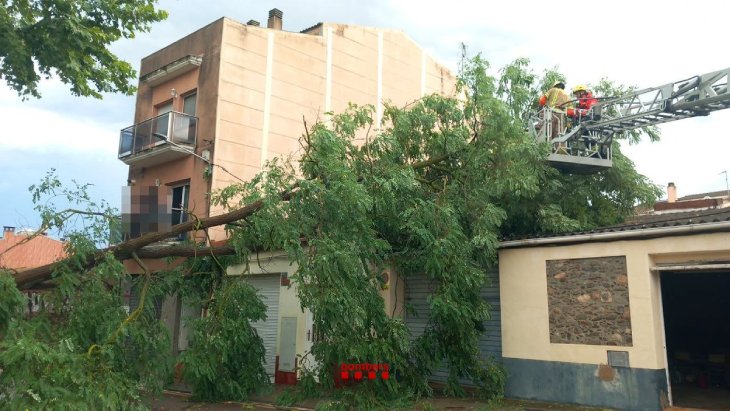 Els Bombers fan 104 serveis en tres hores per les pluges a la zona metropolitana