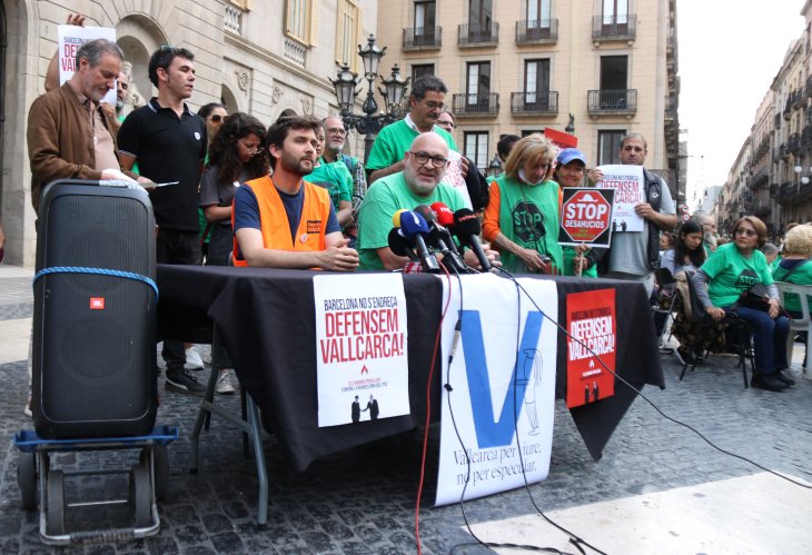 Veïns i entitats en defensa de l'habitatge denuncien el cas de Vallcarca durant la visita d'eurodiputats a Barcelona