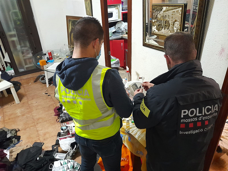 Desmantellat un punt de venda i consum de droga al Raval amb sis persones detingudes
