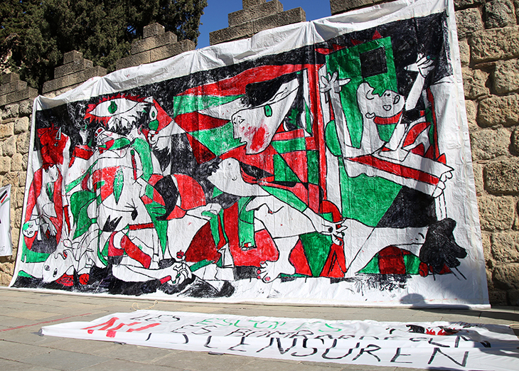 Famílies de Sant Cugat repinten el 'Guernica' amb la bandera de Palestina que diuen que va ser "censurat" pel consistori