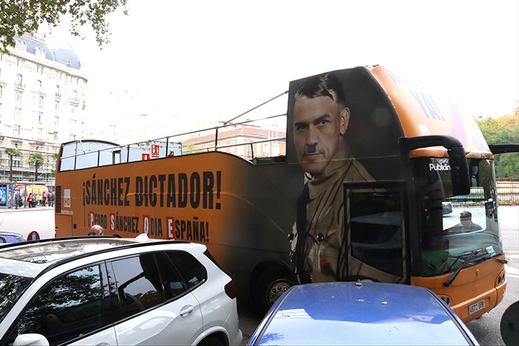 La Guàrdia Urbana multa per "publicitat dinàmica" l'autobús d'Hazte Oír amb l'efígie de Sánchez transfigurat en Hitler