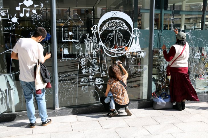 La façana de vidre del Col·legi d'Arquitectes s'omple de dibuixos sobre la pau: "He pintat la Sagrada Família i un cor"