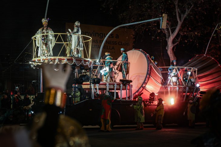 Els Reis d'Orient desafien el fred de Barcelona escampant il·lusió pels carrers