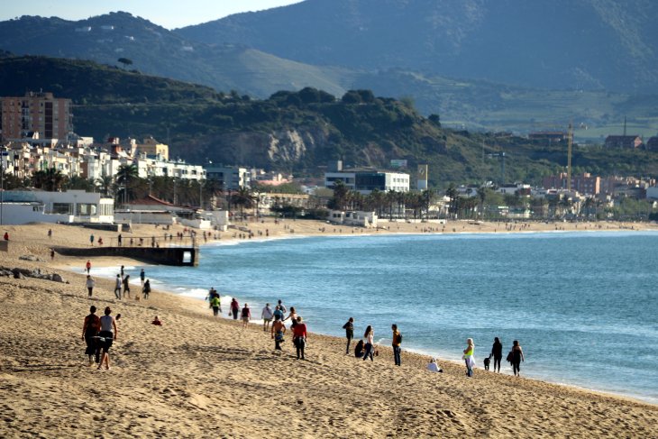 La bandera verda torna a onejar a les platges de Badalona després de tres dies tancades per un vessament del clavegueram
