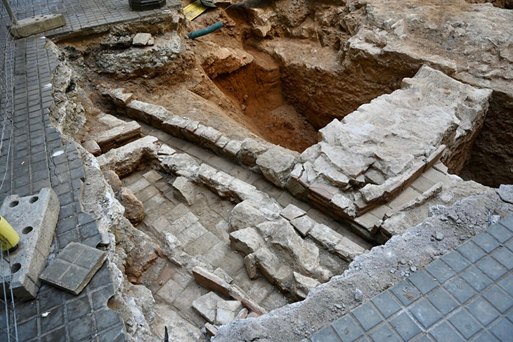 Les obres de la Rambla de Barcelona deixen al descobert una porta d'entrada a la ciutat medieval i un tram de la muralla