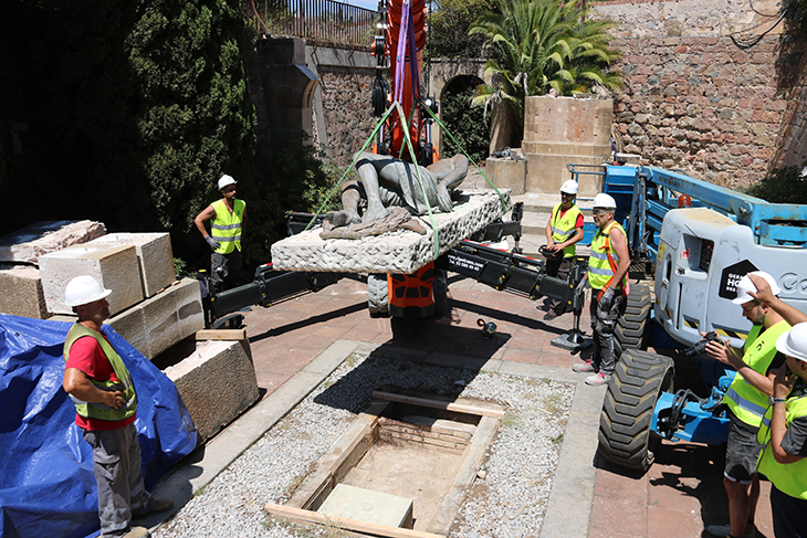 Barcelona retira l’àngel del Monument als caiguts del Castell de Montjuïc, la darrera escultura franquista de la ciutat