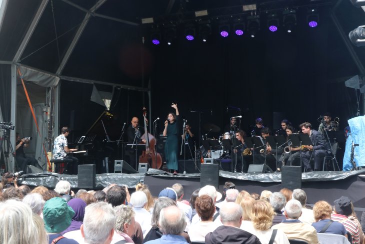 El passeig de Gràcia desafia la pluja i es converteix en un club de jazz a l'aire lliure
