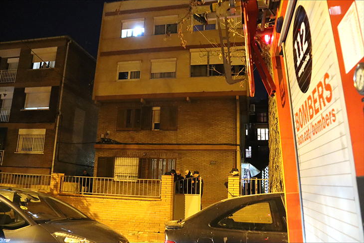 Troben els cossos d'un home i els seus dos fills menors en un pis del districte d'Horta de Barcelona