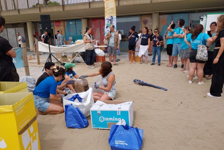 Voluntaris recullen fins a 229 quilos de residus de les platges de Barcelona en dues hores