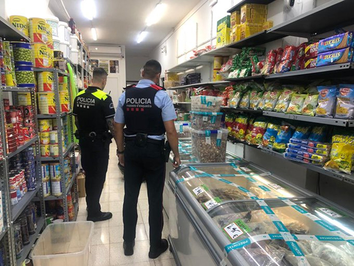 Tanquen una botiga de queviures de l'Hospitalet de Llobregat amb més de 130 quilos de productes en mal estat