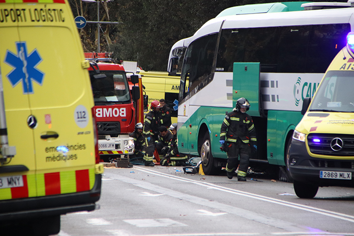 Més d’una trentena de ferits, quatre d’ells crítics, en un xoc entre dos autocars a la Diagonal de Barcelona