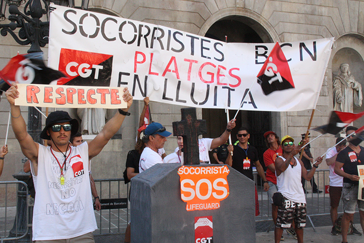 Els socorristes de Barcelona comencen una vaga indefinida per reclamar millores laborals i un augment de plantilla