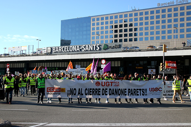 Els treballadors de Danone porten el "no al tancament" de la planta a la seu de la companyia a Barcelona