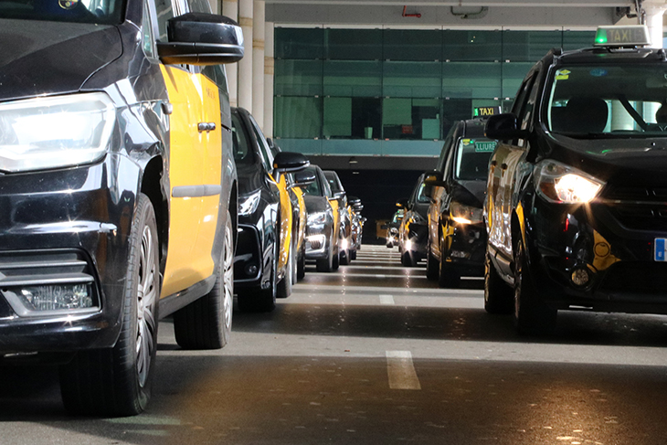 Centenars de taxistes es manifesten a l’aeroport del Prat per exigir més vigilància contra els conductors ‘pirates’