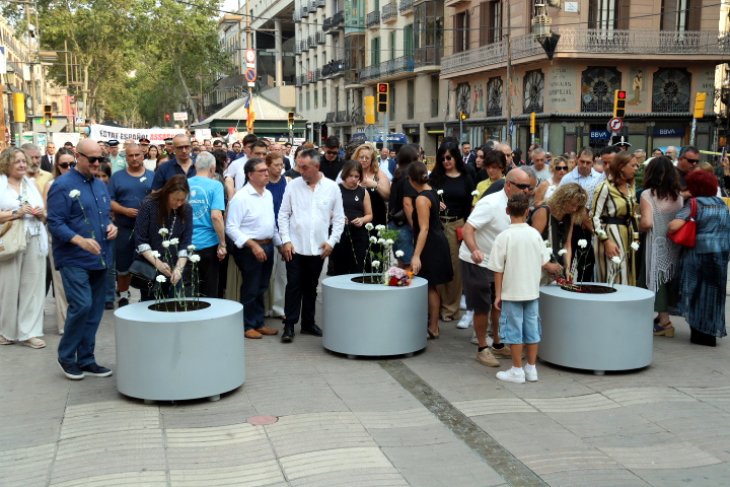 Barcelona ret homenatge a les víctimes del 17-A en el vuitè aniversari de l’atemptat