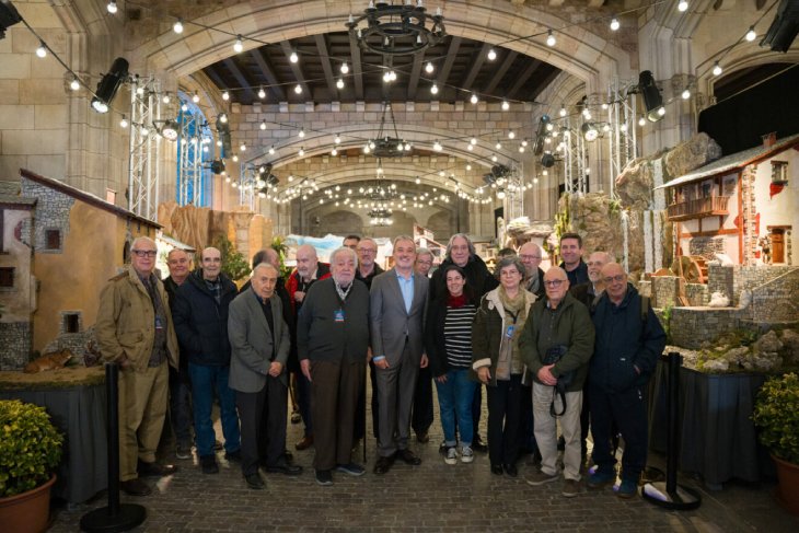 Prop de 2.000 persones visiten el pessebre de l'Ajuntament de Barcelona el primer dia d'obertura al públic