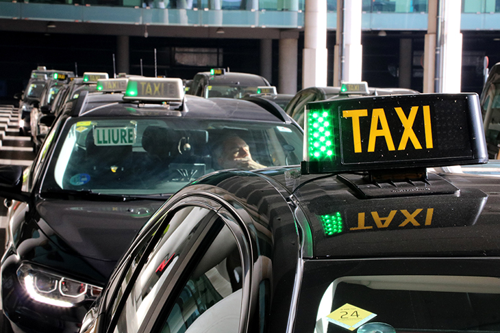 Els taxistes preparen mobilitzacions a l'aeroport del Prat contra els conductors 'pirates'