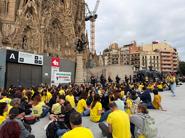 Els docents bloquegen l'accés a la Sagrada Família en un nou dia de vaga educativa al Barcelonès