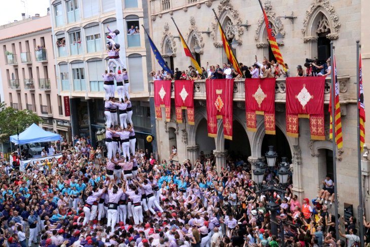 Minyons i Capgrossos de Mataró planten els seus primers castells de 9 de la temporada a la Festa Major de Terrassa