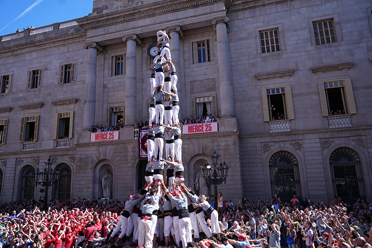 Els Castellers de Sants engalanen la Mercè amb un 4 de 9 amb folre i un 2 de 8 amb folre