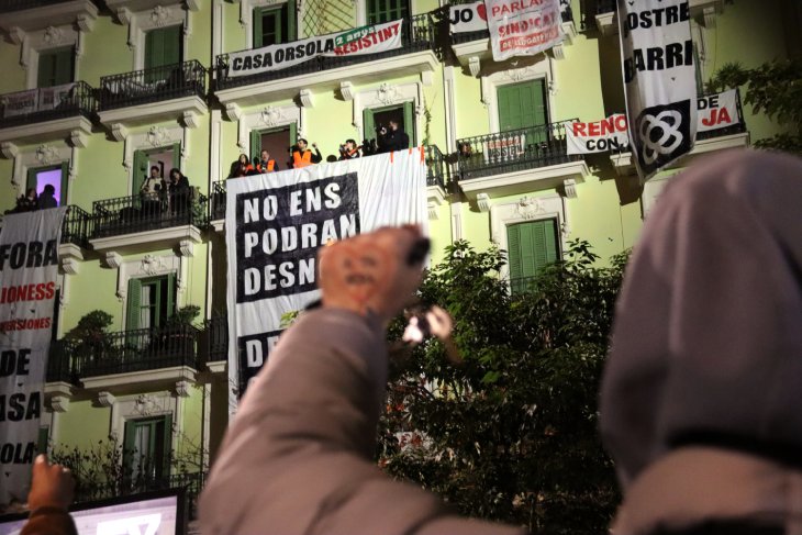 Una “marató” contra el primer desnonament de la Casa Orsola aplega un miler de veïns i personalitats a l’Eixample