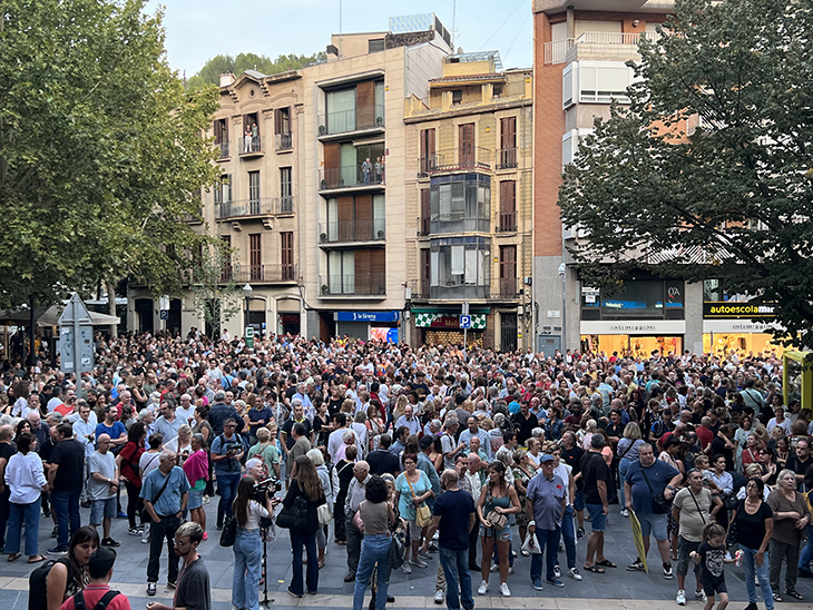 Unes 2.000 persones es concentren a Manresa contra "l'incivisme i la delinqüència", segons la Policia Local