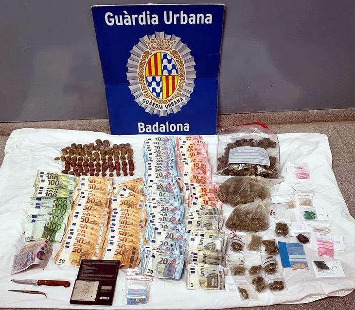 Detenen a Badalona un home carregat de cocaïna, pastilles i milers d'euros en efectiu