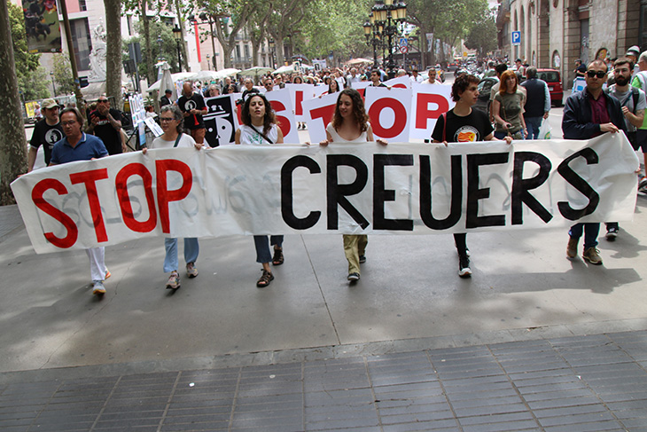 Anticreueristes demanen la "reducció radical" dels grans bucs turístics en una marxa per Barcelona